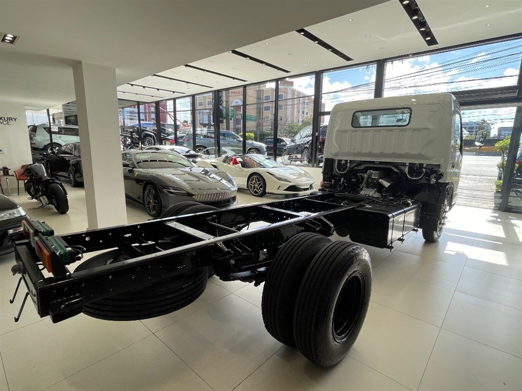 Mitsubishi Motors Canter Chassis 14 pies