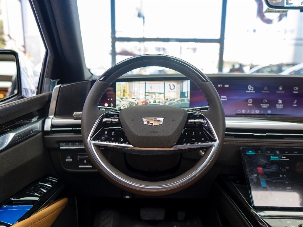 Cadillac Escalade Luxury Short