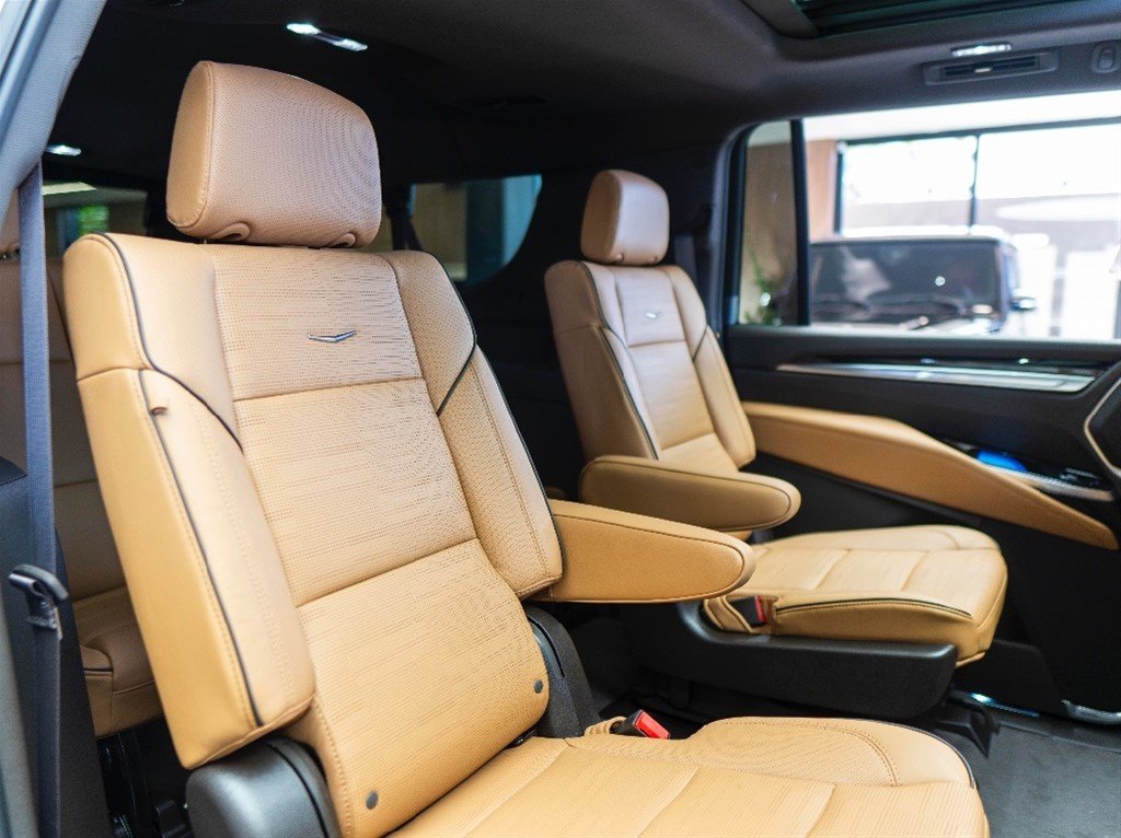 Cadillac Escalade Luxury Short