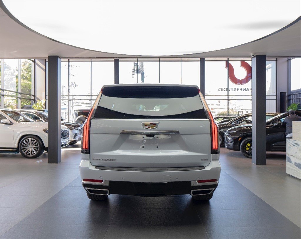 Cadillac Escalade Luxury Short