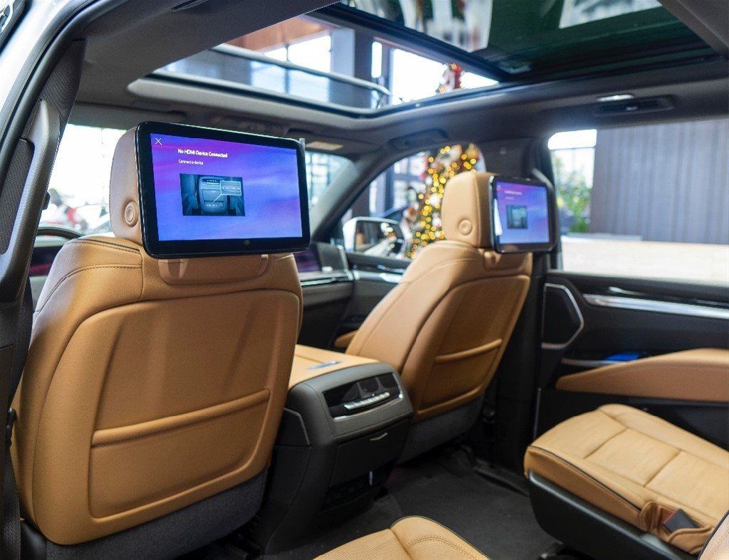 Cadillac Escalade Luxury Short