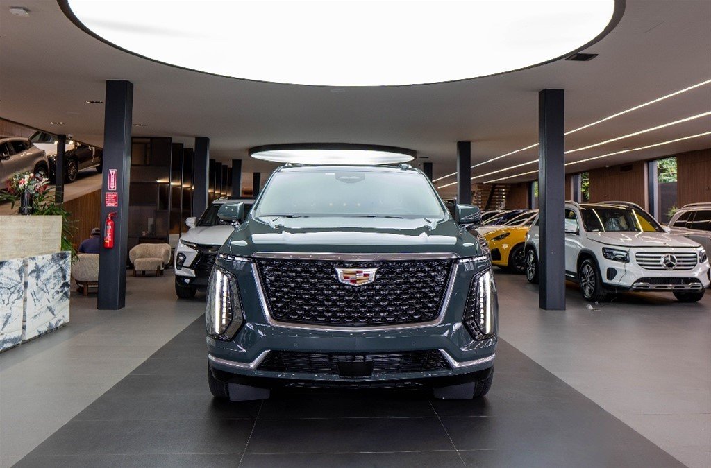 Cadillac Escalade Luxury Short