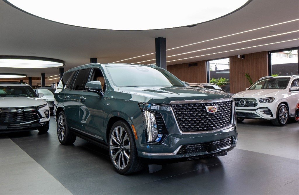 Cadillac Escalade Luxury Short