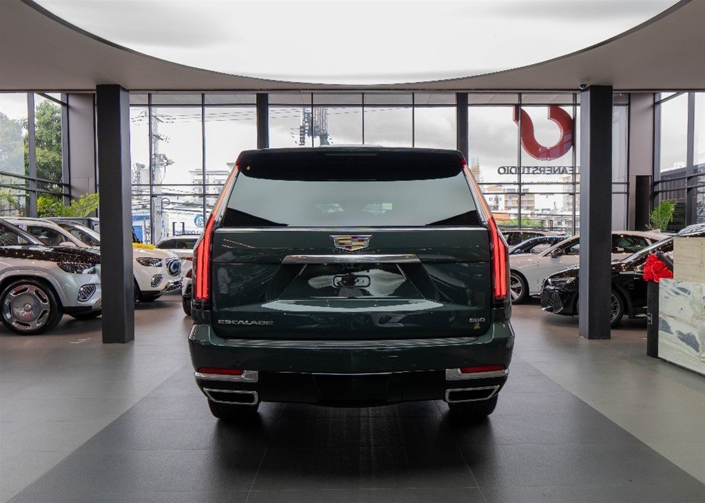 Cadillac Escalade Luxury Short