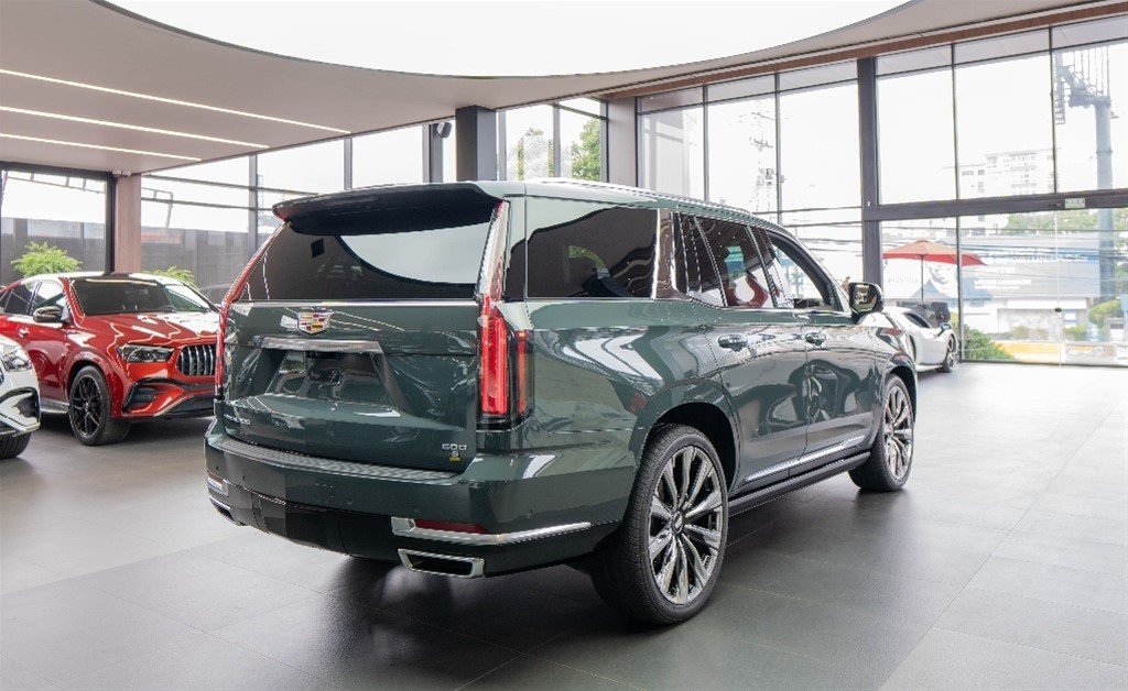 Cadillac Escalade Luxury Short