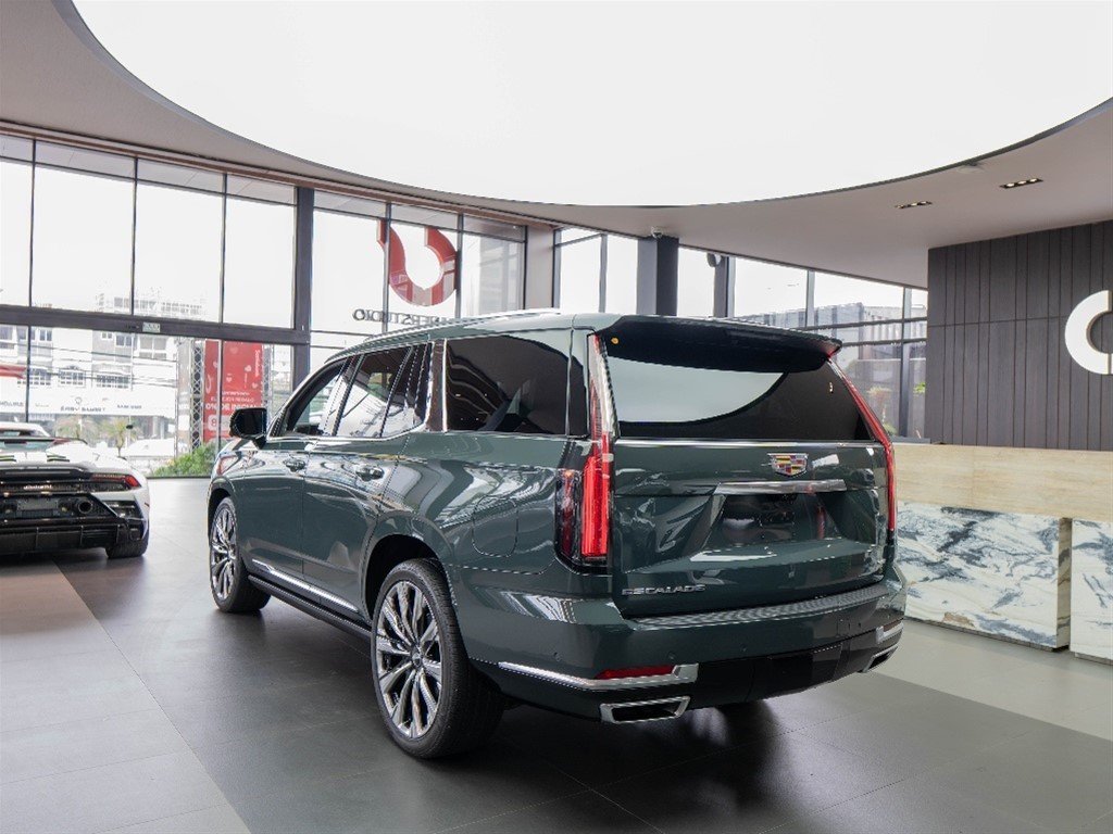 Cadillac Escalade Luxury Short