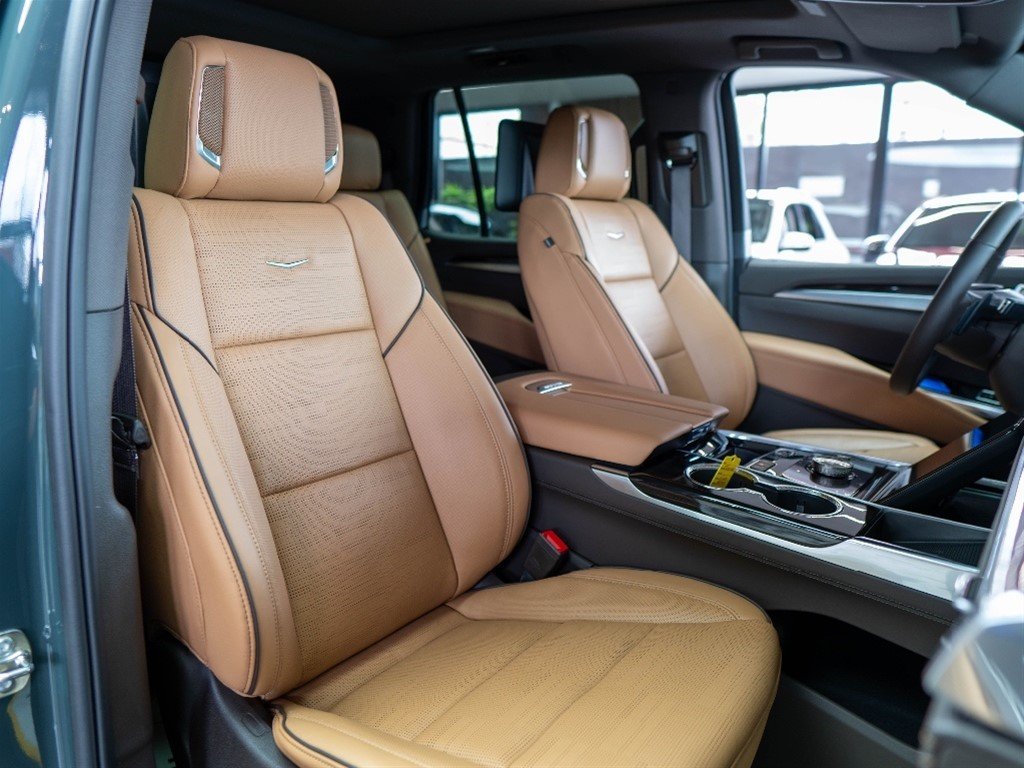 Cadillac Escalade Luxury Short