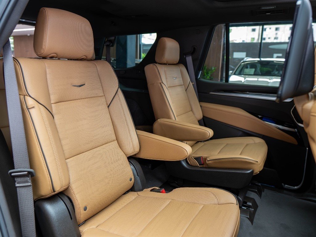 Cadillac Escalade Luxury Short
